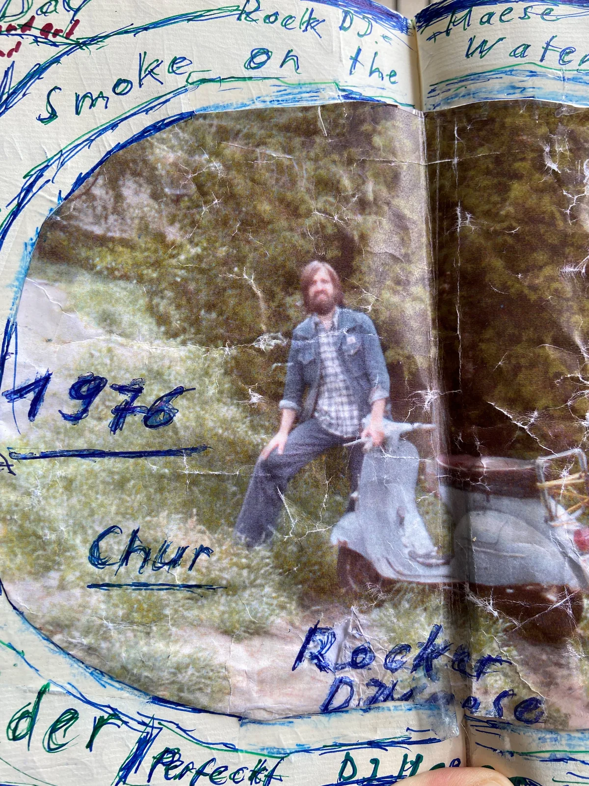 So sah Mäse Blaser im Jahr 1976 aus, als er in Chur eine Disco eröffnete. Ein vergilbtes Foto eines Mannes mit Bart, der neben einer Vespa steht.